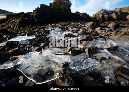 Eau douce gelée sur la plage/rochers. Feuille de glace Banque D'Images