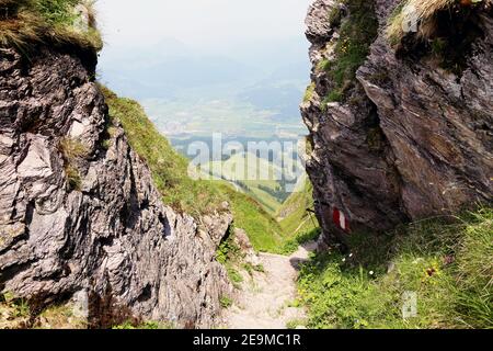 Sentier de randonnée avec vue panoramique sur la Corne de Kitzbuhel, célèbre montagne du Tyrol, Autriche Banque D'Images