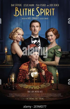 Blithe Spirit (2020) dirigé par Edward Hall et mettant en vedette Dan Stevens, Isla Fisher et Aimee-Ffion Edwards. Adaptation du jeu de scène très aimé de Noël Coward sur un milieu spiritualiste tient une seance pour un écrivain souffrant du bloc de l'écrivain. Banque D'Images