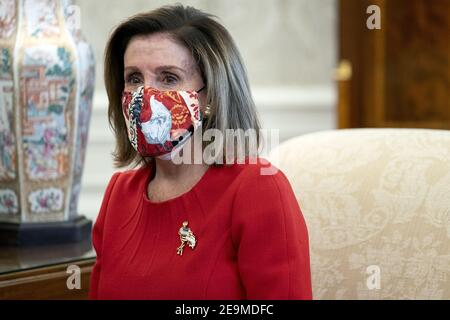 Washington, États-Unis. 05 février 2021. Le président de la Chambre Nancy Pelosi porte un masque protecteur lors d'une rencontre avec le président américain Joe Biden et le vice-président américain Kamala Harris dans le bureau ovale de la Maison Blanche à Washington, le vendredi 5 février 2021. Photo de piscine par Stefani Reynolds/UPI crédit: UPI/Alay Live News Banque D'Images