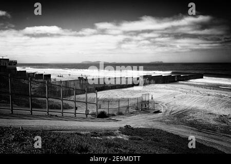 C'est le mur de la frontière entre les États-Unis et le Mexique; c'est le côté militarisé des États-Unis, de l'autre côté, la plage et les restaurants de Tijuana. Banque D'Images