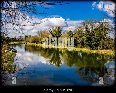 Le canal Kennet et Avon à Kintbury dans le Berkshire. Banque D'Images