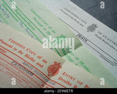 Certificats de naissance, de mariage et de mort ensemble. Documents officiels d'enregistrement. Hachures, allumettes et expéditions. Banque D'Images