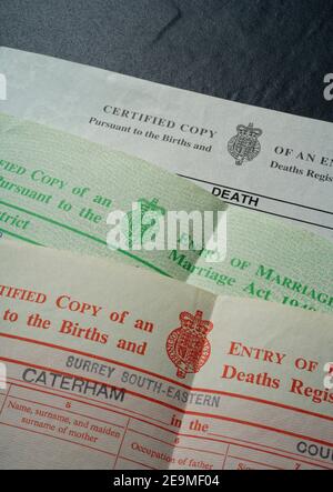 Certificats de naissance, de mariage et de mort ensemble. Documents officiels d'enregistrement. Hachures, allumettes et expéditions. Banque D'Images
