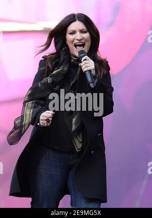 Twickenham, Royaume-Uni. 1st juin 2013. Laura Pausini se produit sur scène au concert Sound of change au Chime for change au stade Twickenham de Twickenham. Crédit: S.A.M./Alamy CRÉDIT: S.A.M./Alamy Banque D'Images