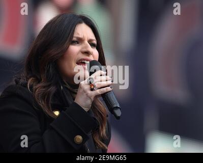 Twickenham, Royaume-Uni. 1st juin 2013. Laura Pausini se produit sur scène au concert Sound of change au Chime for change au stade Twickenham de Twickenham. Crédit: S.A.M./Alamy CRÉDIT: S.A.M./Alamy Banque D'Images