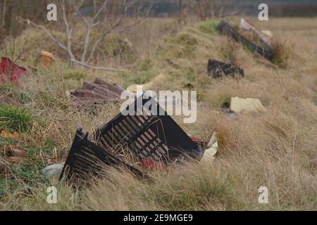 Bakonykoppany, Hongrie - 03 février 2021 : décharge illégale de déchets dans la nature, à côté du village de Bakonykoppany en Hongrie. Plastique et autres déchets Banque D'Images