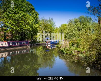 Le canal de Kennett et Avon s'approche de Newbury dans le Berkshire, en Angleterre, lors d'une chaude journée d'été. Banque D'Images