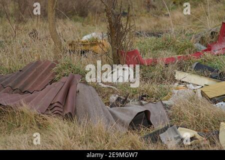 Bakonykoppany, Hongrie - 03 février 2021 : décharge illégale de déchets dans la nature, à côté du village de Bakonykoppany en Hongrie. Plastique et autres déchets Banque D'Images