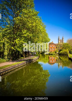 Le canal Kennet et Avon approchant Newbury dans le Berkshire Angleterre de l'ouest avec la tour de l'église Saint-Nicolas au loin. Banque D'Images