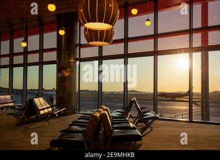 L'aéroport de Boston au coucher du soleil avec les avions se prépare pour le décollage. Banque D'Images