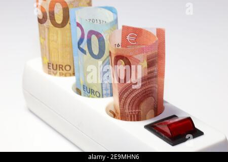 Image de symbole coûts d'électricité avec billets européens Banque D'Images