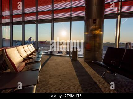 L'aéroport de Boston au coucher du soleil avec les avions se prépare pour le décollage. Banque D'Images