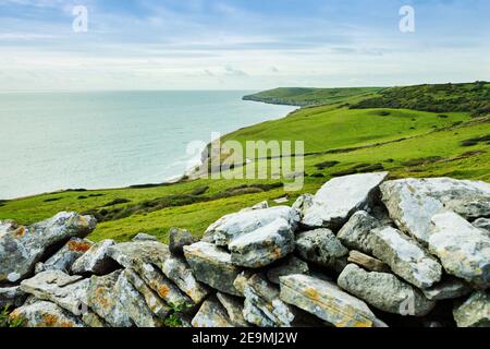 Vue sur le rebord de danse depuis l'arrière d'un mur de pierre sèche sur le sentier côtier sud-ouest, Dorset Banque D'Images