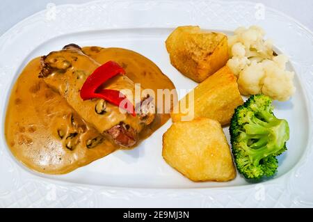 Gros plan de boeuf corné avec pommes de terre, brocoli et chou-fleur sur une assiette blanche Banque D'Images