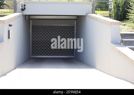 Entrée de parking souterrain avec porte d'accès handicapés dans un quartier résidentiel complexe Banque D'Images