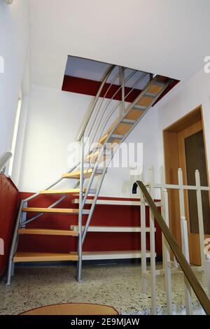 Bel escalier de gain de place au studio de grenier dans un maison résidentielle Banque D'Images