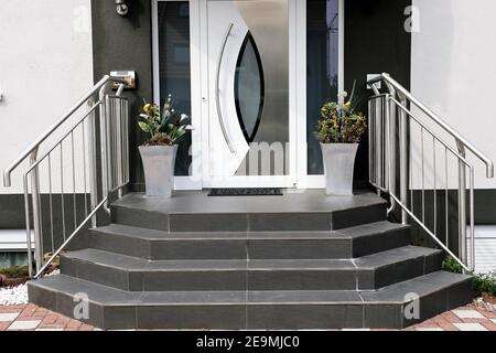 Bel escalier extérieur de haute qualité à l'entrée de une maison familiale Banque D'Images