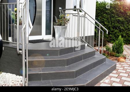 Bel escalier extérieur de haute qualité à l'entrée de une maison familiale Banque D'Images