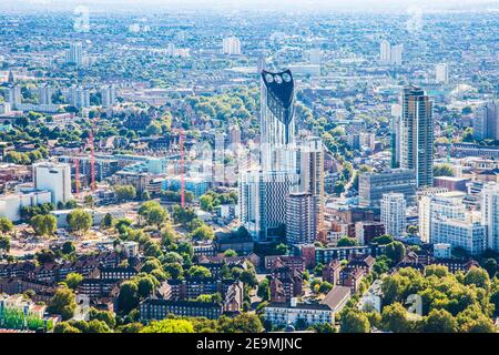 La vue depuis le Shard sur Londres et le Borough de Southwark, avec le Strata SE1 surnommé 'le Razor' dans le centre. Banque D'Images