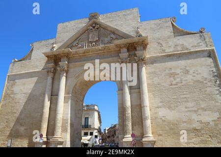 Lecce, Italie - Ville dans la Péninsule du Salento. Porta Napoli de triomphe. Banque D'Images