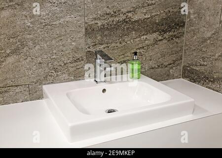 Lavabo dans une salle de bains moderne Banque D'Images