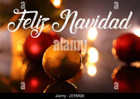 Voeux de Noël avec texte espagnol Feliz Navidad (joyeux noël) Et boules de Noël Banque D'Images