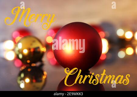 Voeux de Noël avec texte anglais Joyeux Noël et boules de Noël Banque D'Images