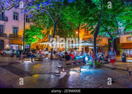 LISBONNE, PORTUGAL, 29 MAI 2019 : vue sur la fontaine Chafariz do Carmo au coucher du soleil à Lisbonne, Portugal Banque D'Images