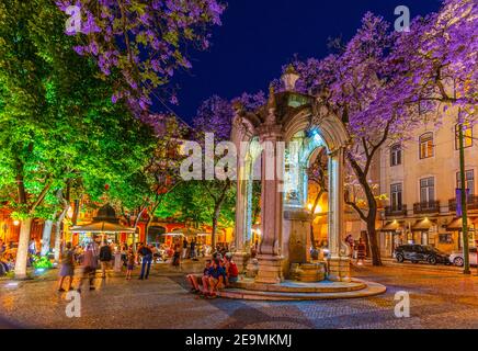 LISBONNE, PORTUGAL, 29 MAI 2019 : vue sur la fontaine Chafariz do Carmo au coucher du soleil à Lisbonne, Portugal Banque D'Images