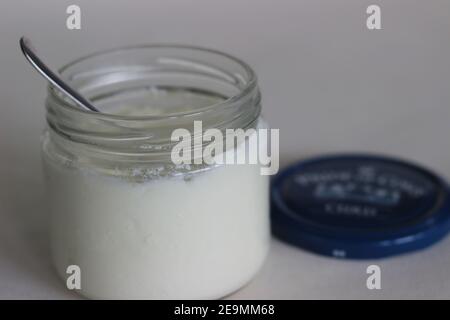 Mumbai, Maharashtra, Inde, février 05 2021 : caillé de la fierté des vaches caillé emballé dans une bouteille en verre. Il est fait à partir de lait pur avec toute la fraîcheur. Il Banque D'Images