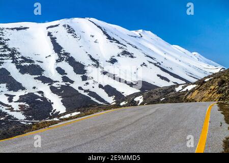 La route des montagnes est magnifique, les pentes abruptes, les falaises et les sommets rocheux enneigés Banque D'Images