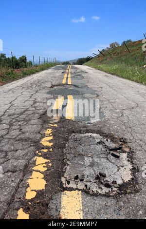 Route de poule - la surface de la chaussée endommagée en Californie, USA. Banque D'Images