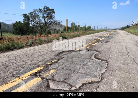 Route de poule - la surface de la chaussée endommagée en Californie, USA. Banque D'Images