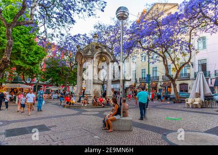 LISBONNE, PORTUGAL, 30 MAI 2019 : vue sur la fontaine Chafariz do Carmo au coucher du soleil à Lisbonne, Portugal Banque D'Images