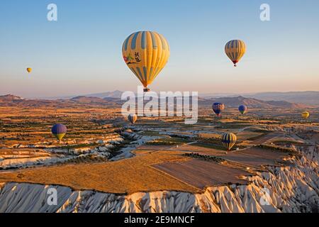 Ballons à air chaud survolant la Cappadoce au lever du soleil, province de Nevşehir en Anatolie centrale, Turquie Banque D'Images