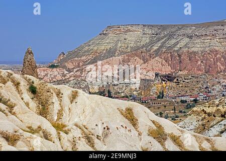 La ville / village Göreme parmi les formations rocheuses de cheminée de fée en Cappadoce, province de Nevşehir en Anatolie centrale, Turquie Banque D'Images