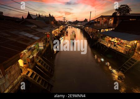 Amphawa, Thaïlande - 5 juillet 2019 : le marché flottant d'Ampahwa est l'un des plus célèbres marchés flottants de Thaïlande Banque D'Images