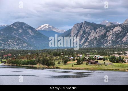 Lac Estes dans Estes Park, Colorado. Paysage des montagnes Rocheuses. Banque D'Images