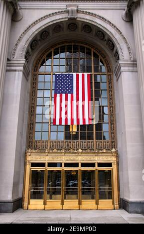 CLEVELAND, États-Unis - 29 JUIN 2013 : drapeau américain à l'entrée du Tower City Centre dans le centre-ville de Cleveland. Cleveland est la deuxième plus grande zone urbaine de O Banque D'Images