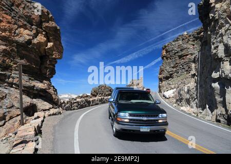 ROCKY MOUNTAINS, États-Unis - 19 JUIN 2013 : conduite le long de Trail Ridge Road dans le parc national de Rocky Mountain, Colorado. RNMP a 3,176,941 visiteurs annuels (20 Banque D'Images