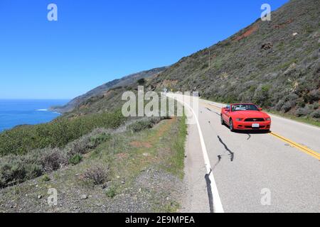 BIG SUR, États-Unis - 7 AVRIL 2014 : les gens longent la Pacific Coast Highway en Californie. Pacific Coast Highway est l'une des routes pittoresques les plus reconnaissables Banque D'Images