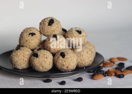 Rava laddu est un sucrée indien du Sud à base de semoule, de sucre, de ghee, de noix de cajou et de raisins secs. Rava est le terme indien pour la semolina et laddu sont doux boule Banque D'Images