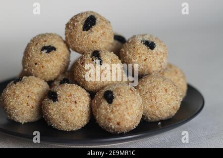 Rava laddu est un sucrée indien du Sud à base de semoule, de sucre, de ghee, de noix de cajou et de raisins secs. Rava est le terme indien pour la semolina et laddu sont doux boule Banque D'Images