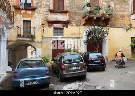 GROTTAGLIE, ITALIE - 3 JUIN 2017 : vue sur la rue de la vieille ville à Grottaglie, Italie. Grottaglie est une ville importante de la province de Taranto, Apulia. Banque D'Images