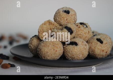 Rava laddu est un sucrée indien du Sud à base de semoule, de sucre, de ghee, de noix de cajou et de raisins secs. Rava est le terme indien pour la semolina et laddu sont doux boule Banque D'Images