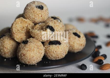 Rava laddu est un sucrée indien du Sud à base de semoule, de sucre, de ghee, de noix de cajou et de raisins secs. Rava est le terme indien pour la semolina et laddu sont doux boule Banque D'Images