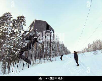 (210205) -- STOCKHOLM, le 5 février 2021 (Xinhua) -- la photo prise le 2 février 2021 montre une chambre d'un hôtel d'arbres, situé à environ 150 kilomètres au sud du cercle arctique, dans le nord de la Suède. Cet hôtel situé dans une forêt dense de pins, à environ 150 kilomètres au sud du cercle arctique, est devenu un lieu de séjour fréquent depuis son ouverture en 2010. (Photo de Wei Xuechao/Xinhua) Banque D'Images