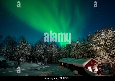 (210205) -- STOCKHOLM, le 5 février 2021 (Xinhua) -- la photo prise le 2 février 2021 montre les aurores boréales ou aurores boréales vues depuis un hôtel d'arbres situé à environ 150 kilomètres au sud du cercle arctique, dans le nord de la Suède. Cet hôtel situé dans une forêt dense de pins, à environ 150 kilomètres au sud du cercle arctique, est devenu un lieu de séjour fréquent depuis son ouverture en 2010. (Photo de Wei Xuechao/Xinhua) Banque D'Images