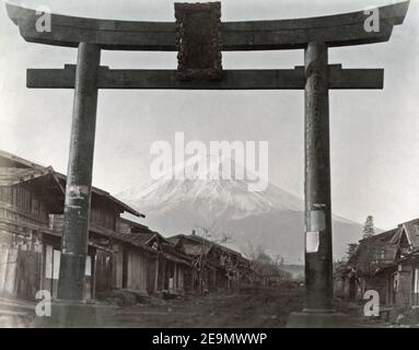 Photographie de la fin du XIXe siècle - Mont Fuji et Torii, Japon Banque D'Images